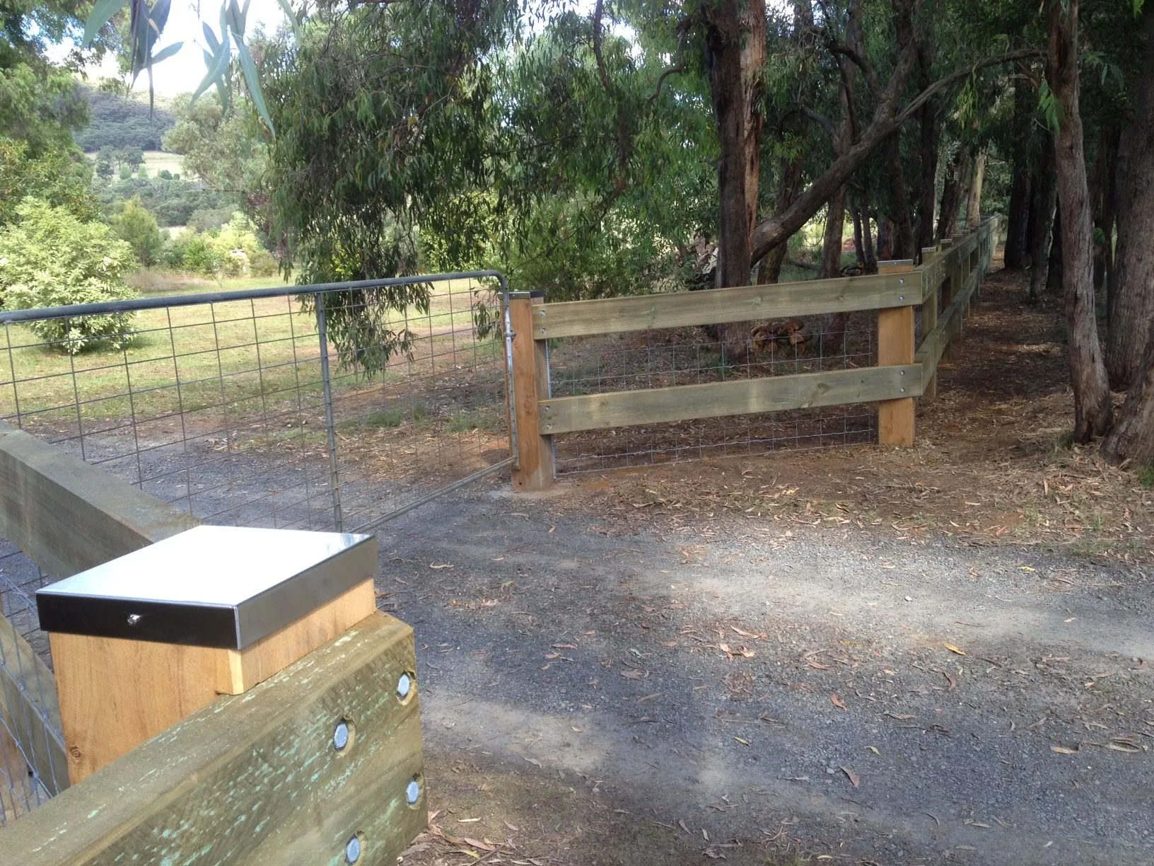 Post and rail with capped post